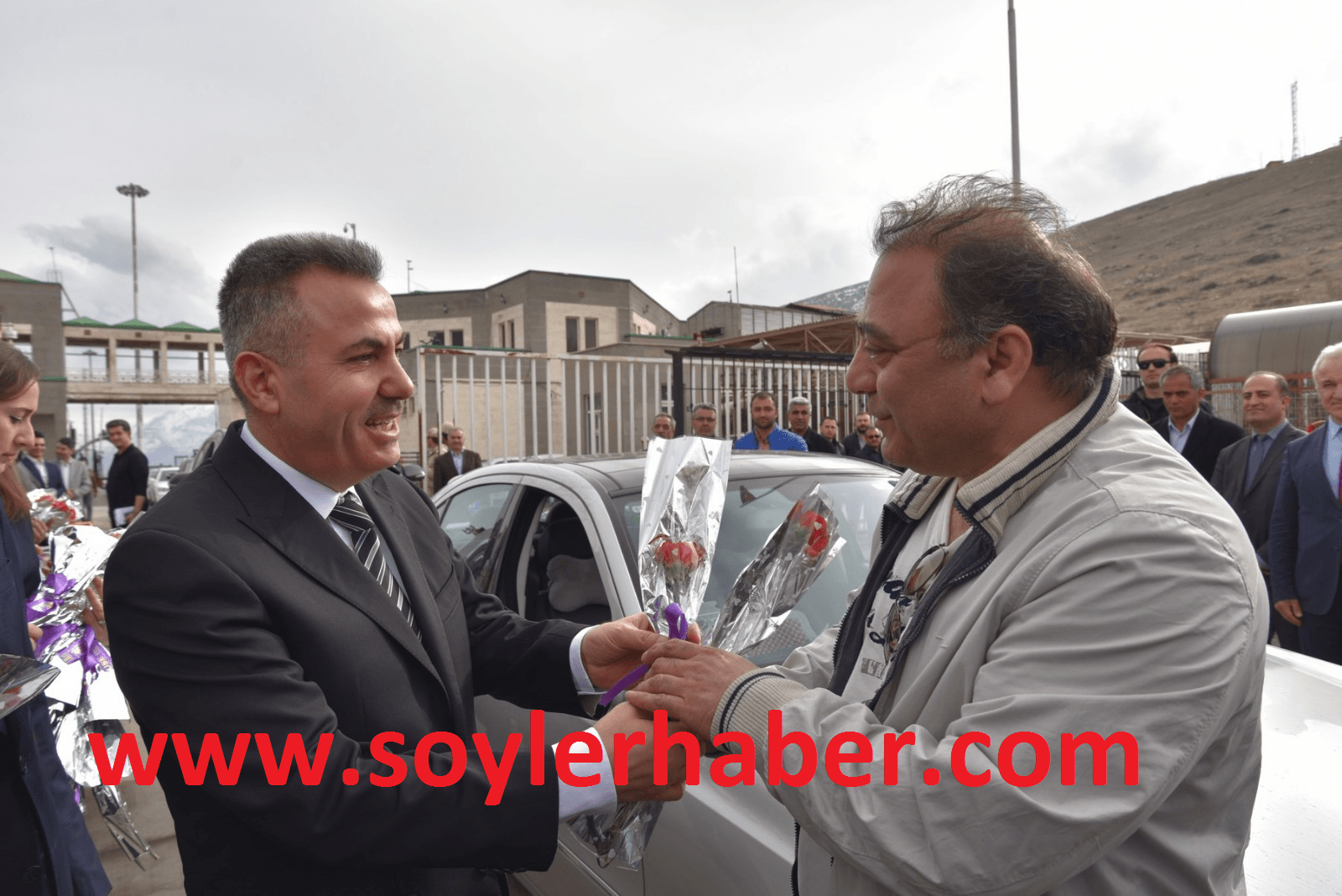 ÇİÇEKLER İLE KARŞILANDILAR