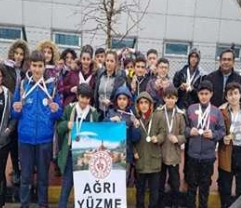 AĞRILI YÜZÜCÜLERDEN FİNALDE 64 MADALYA