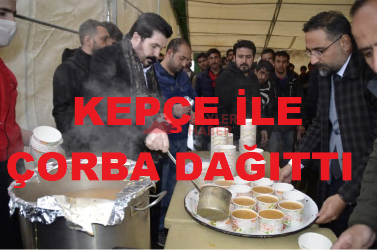 SAYAN GÖÇMENLERE ÇORBA DAĞITIYOR