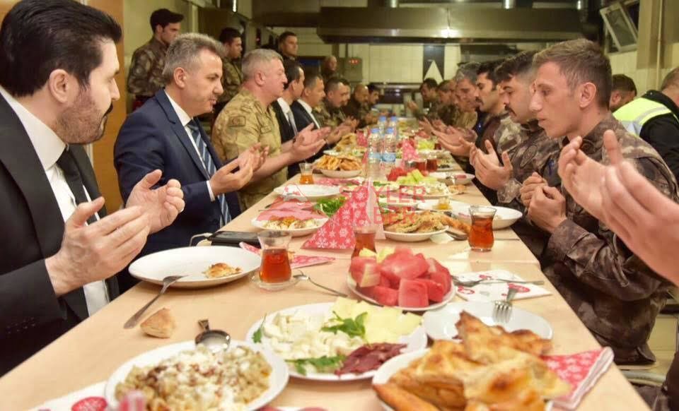 VALİ ELBAN'IN DOĞUBAYAZIT İFTARI VE SAHUR PROGRAMI