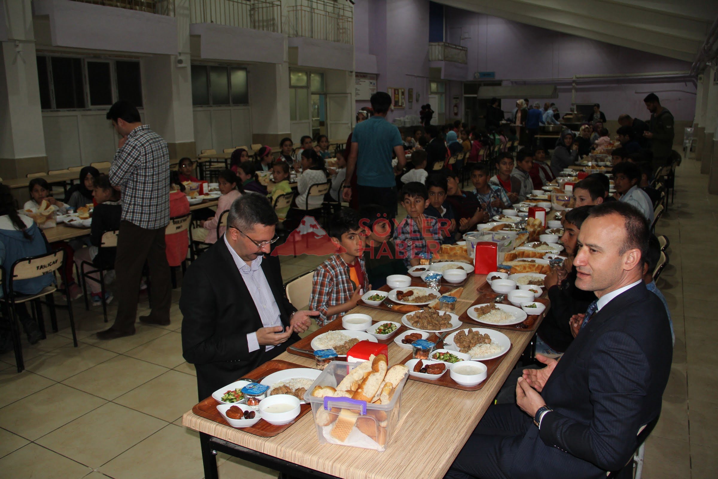 Ağrı Milli Eğitim Müdürü Tekin, öğrencilerle birlikte iftarını açtı