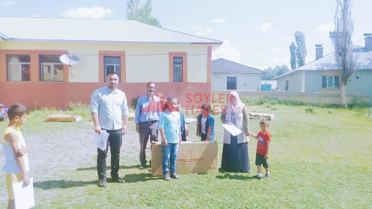 FEDAKAR ÖĞRETMENDEN ÖĞRENCİLERE KARNE SÜRPRİZİ