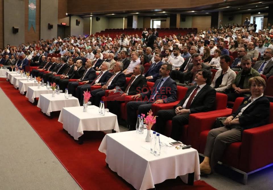 AİÇÜ Rektörü Prof. Dr. Karabulut Türkiye'nin Fırsat Penceresi Toplantısına Katıldı