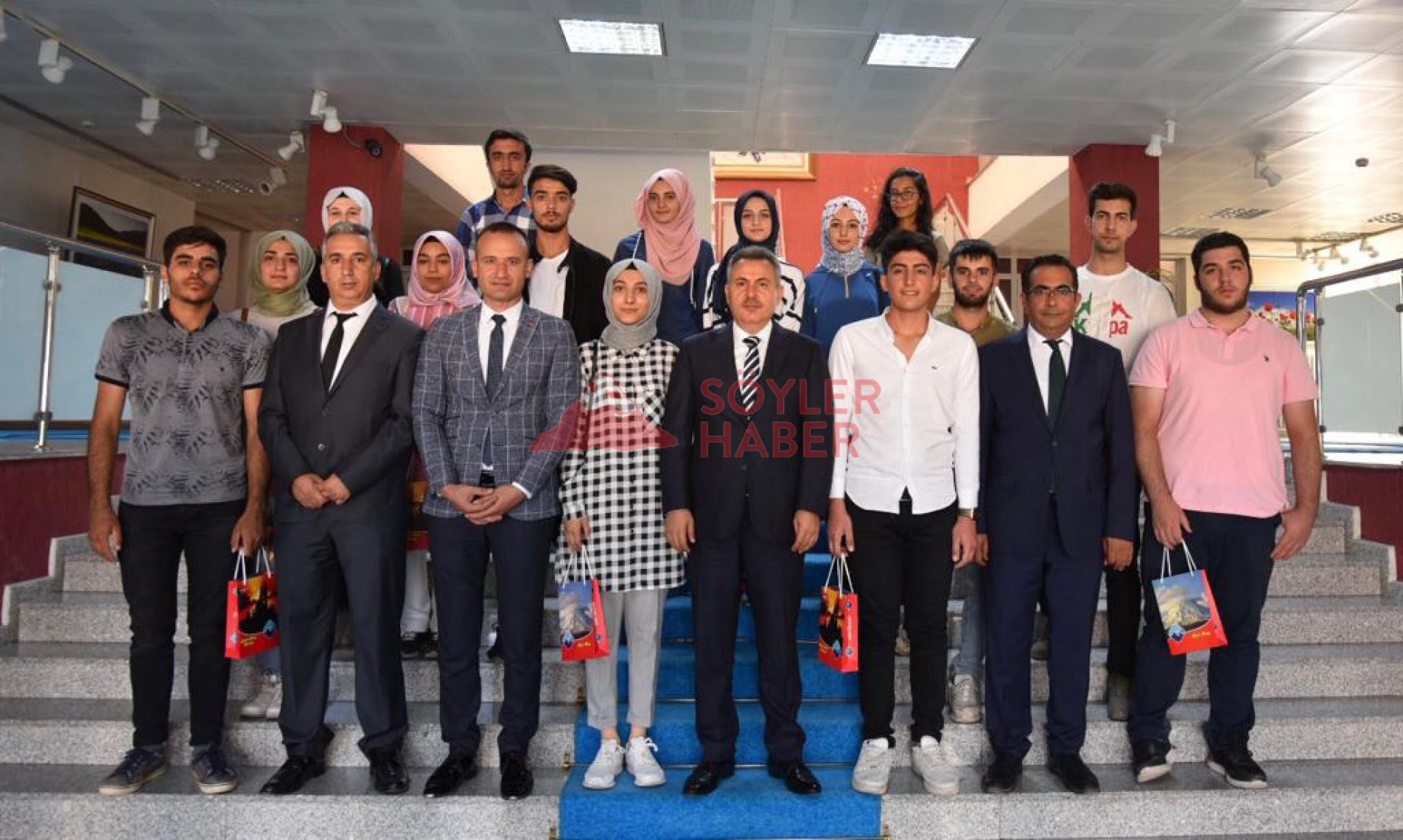 VALİ ELBAN, YKS'DE BAŞARILI OLAN ÖĞRENCİLERİ KABUL ETTİ