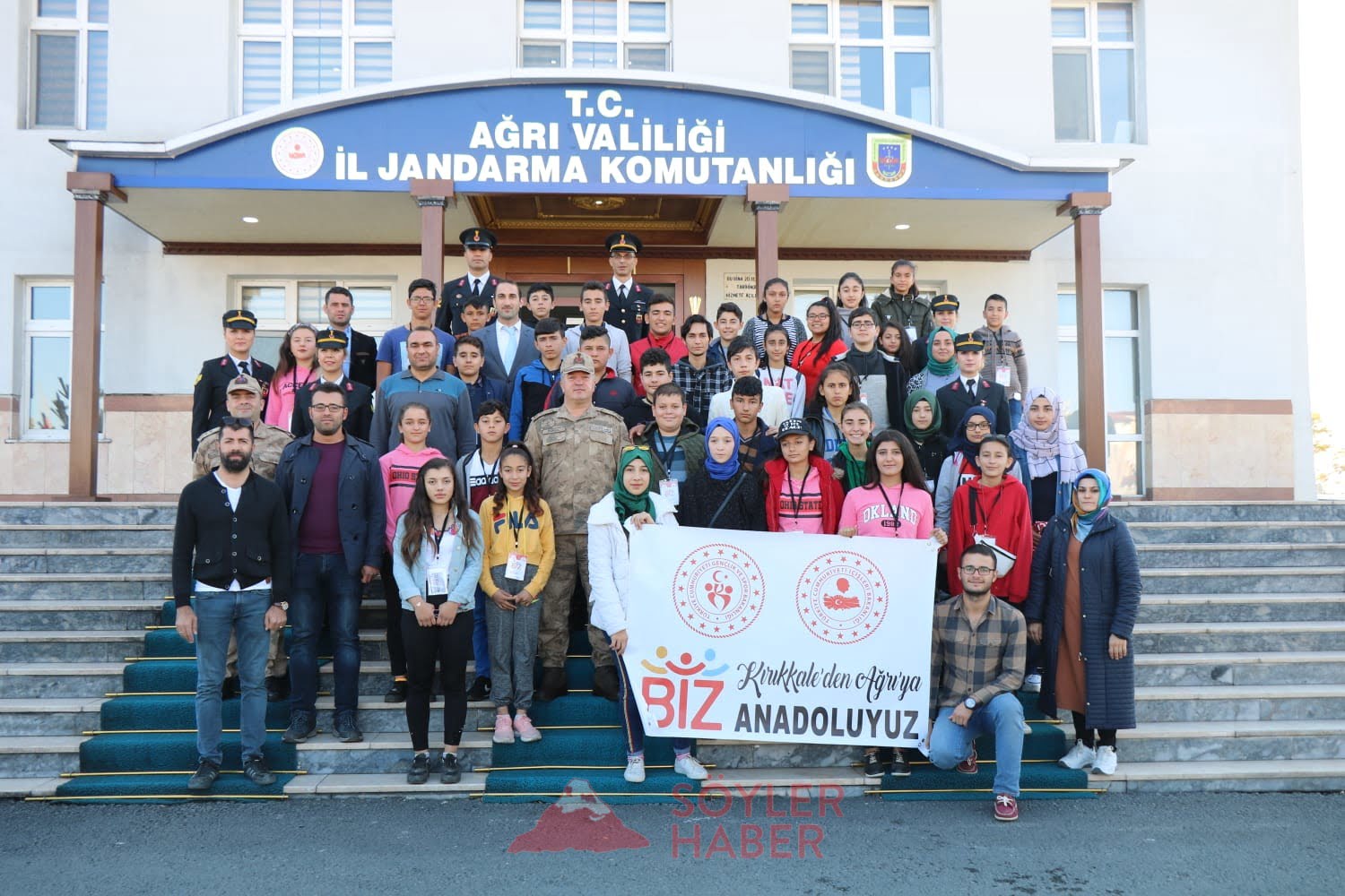 Kırıkkale'den ilimize gelen 40 öğrenci, İl Jandarma Komutanlığını ziyaret ettiler.