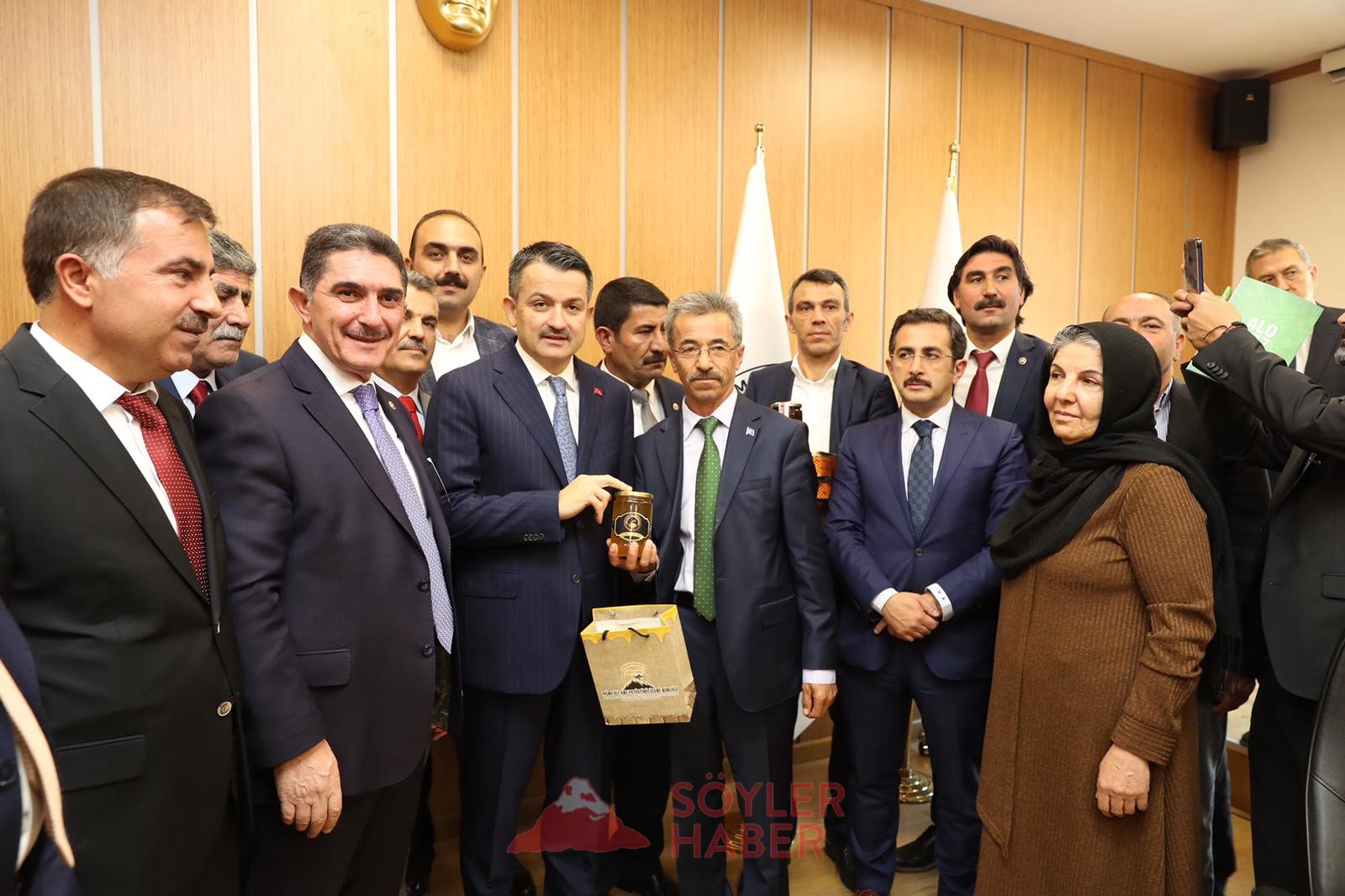 AK Parti Ağrı Milletvekili Ekrem Çelebi Ağrı'lı Çiftçileri Bakan Pakdemirli ile Görüştürdü