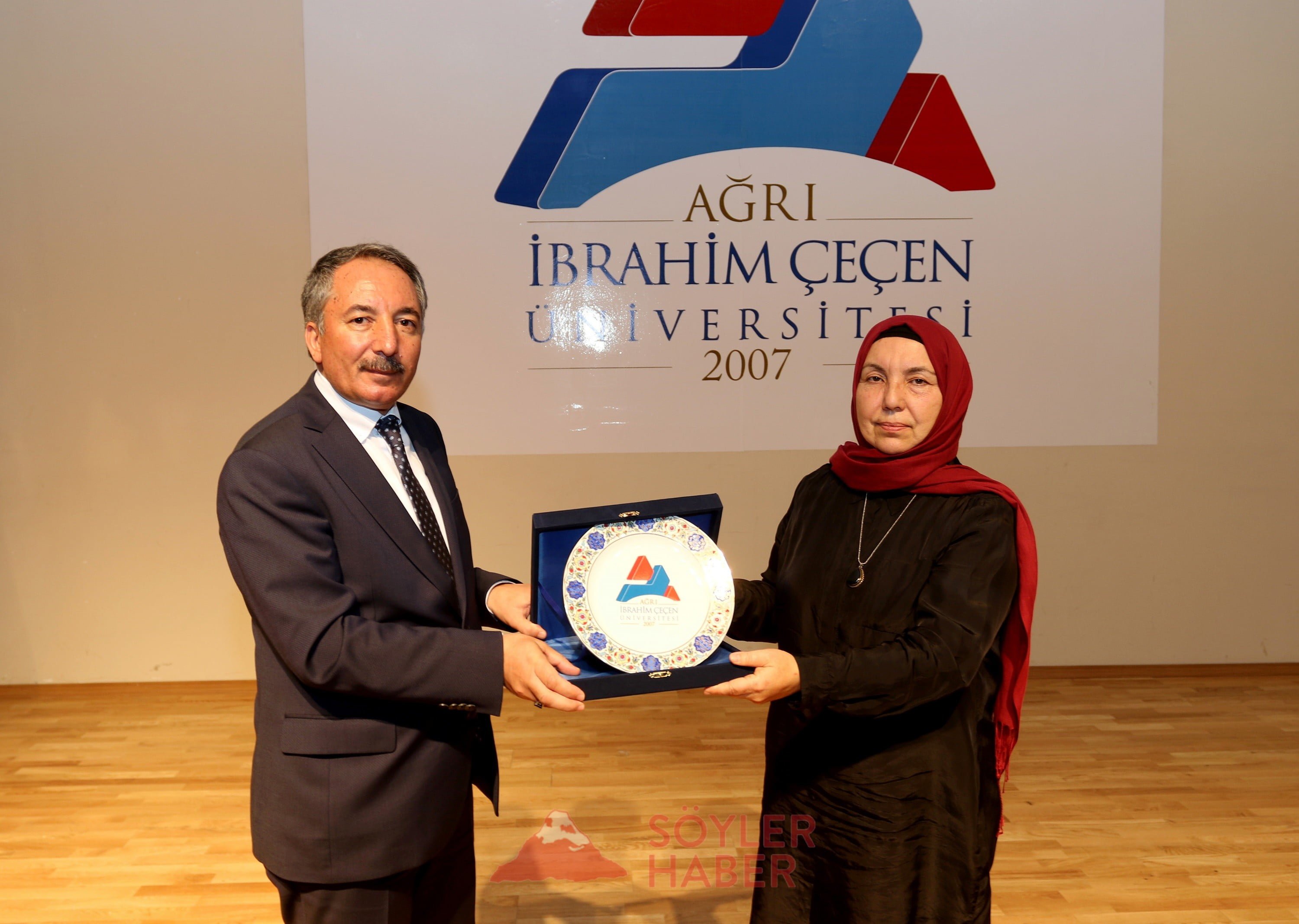 AİÇÜ'de 'Toplumsal Değişimde Kadın Erkek Rolleri ve Şiddet' Konferansı Düzenlendi