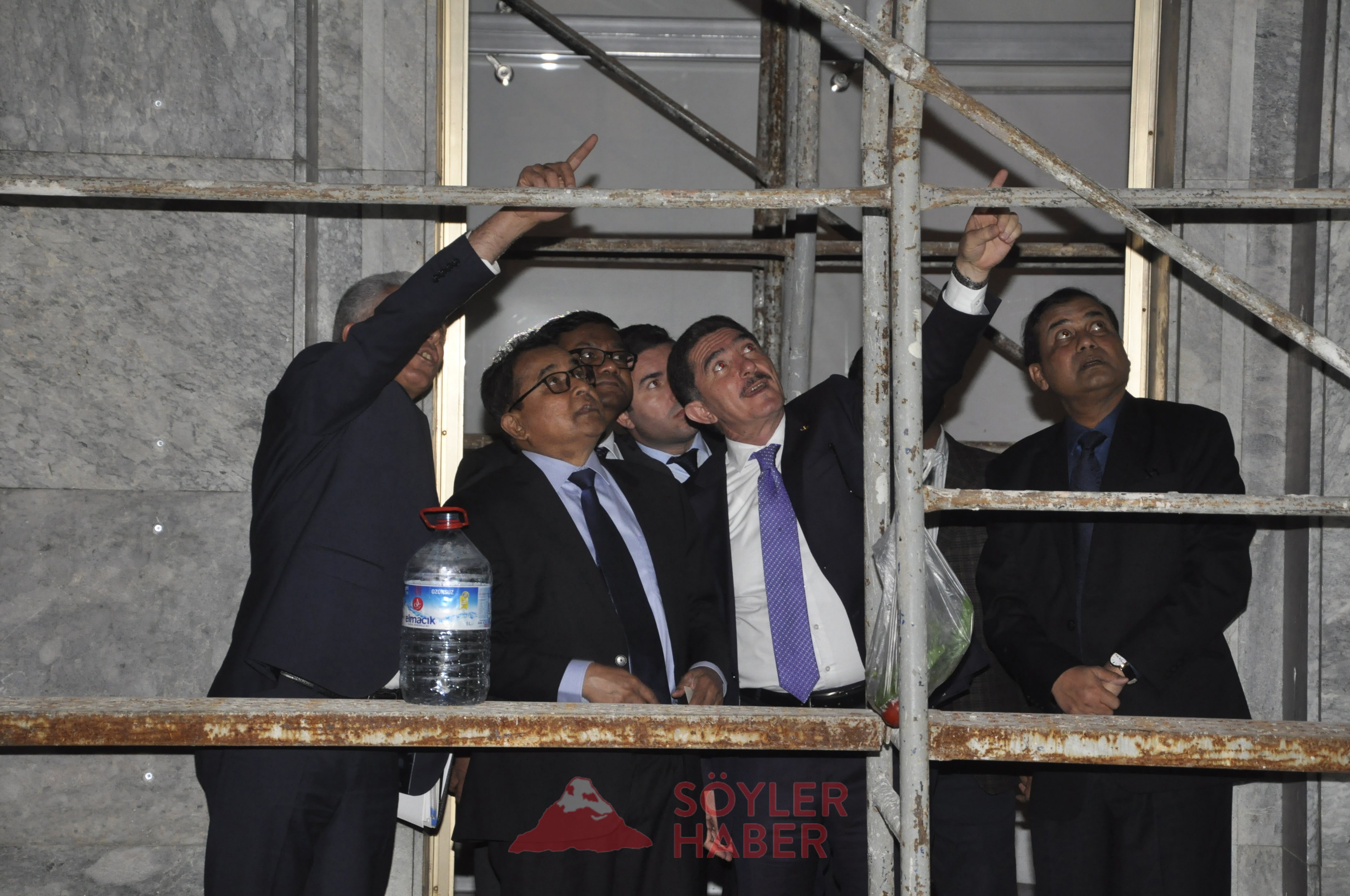 Çelebi, Bangladeşli Bakan'a Bombalanan Meclis'i anlattı