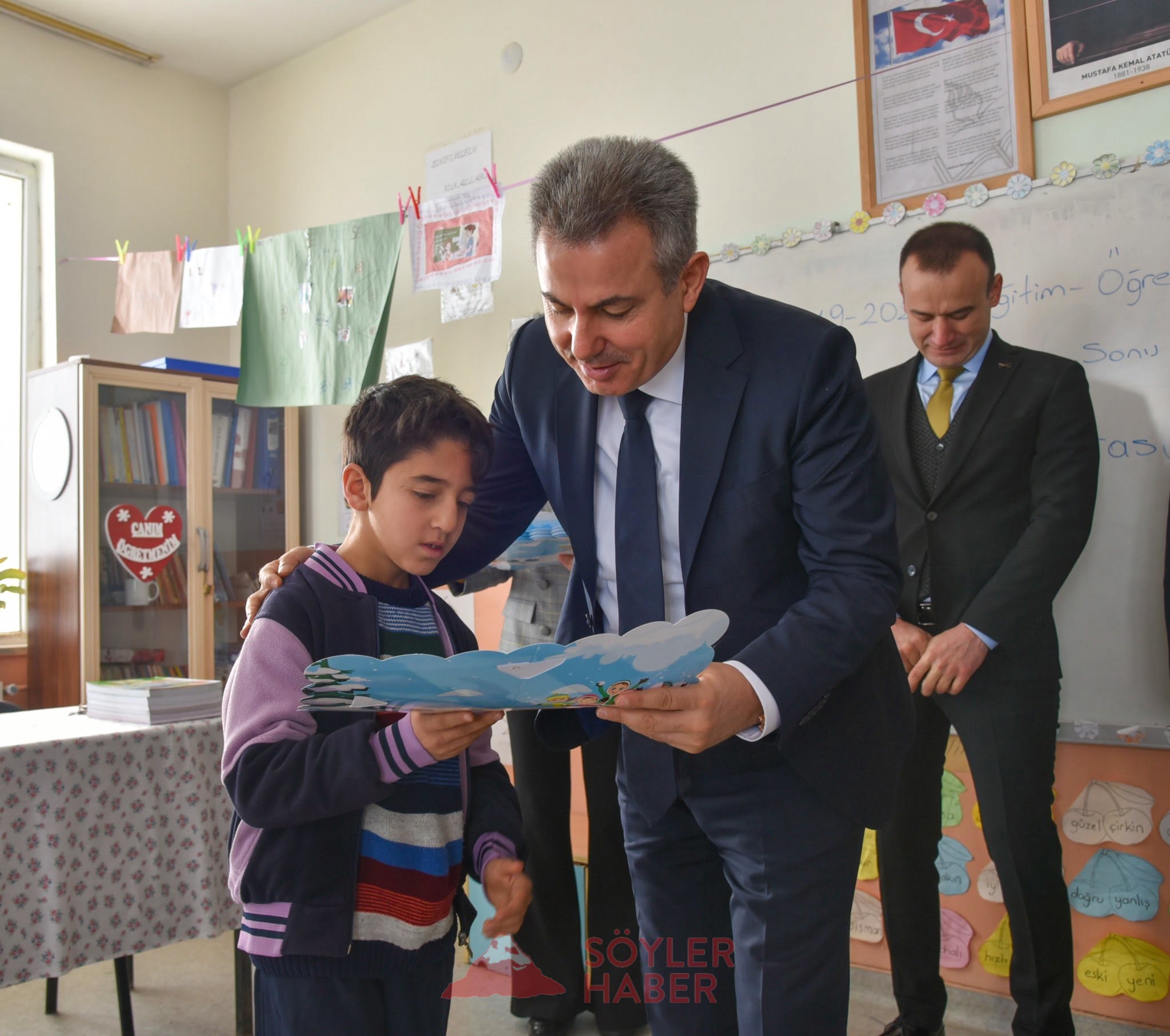 Ağrı'daki Öğrencilerin Karne Sevincine Vali Elban, Ortak Oldu