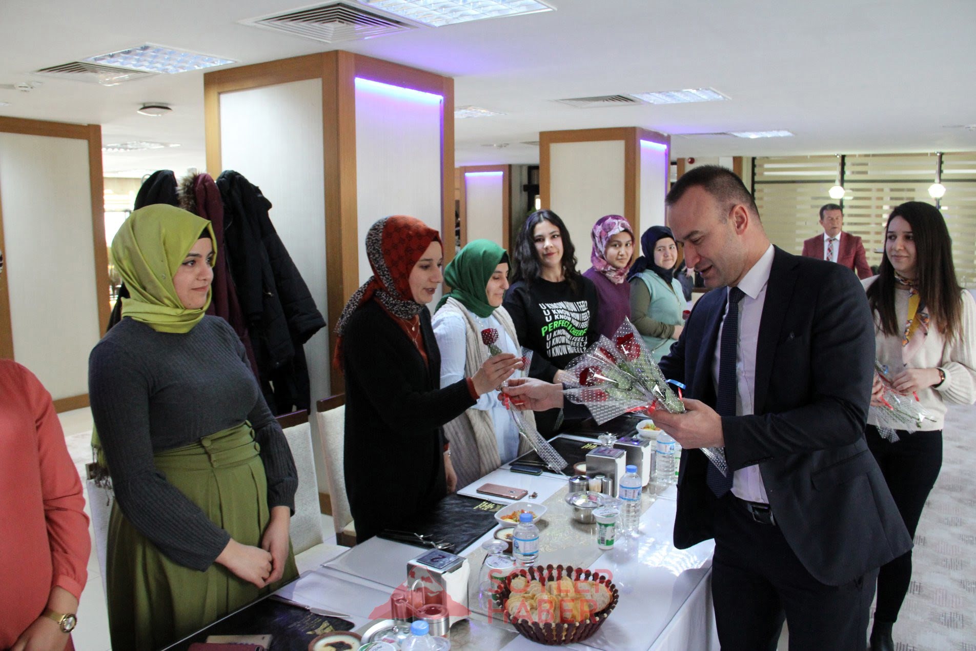 TEKİN, KADINLAR GÜNÜ DOLAYSIYLA PERSONELİNE ÇİÇEK DAĞITTI