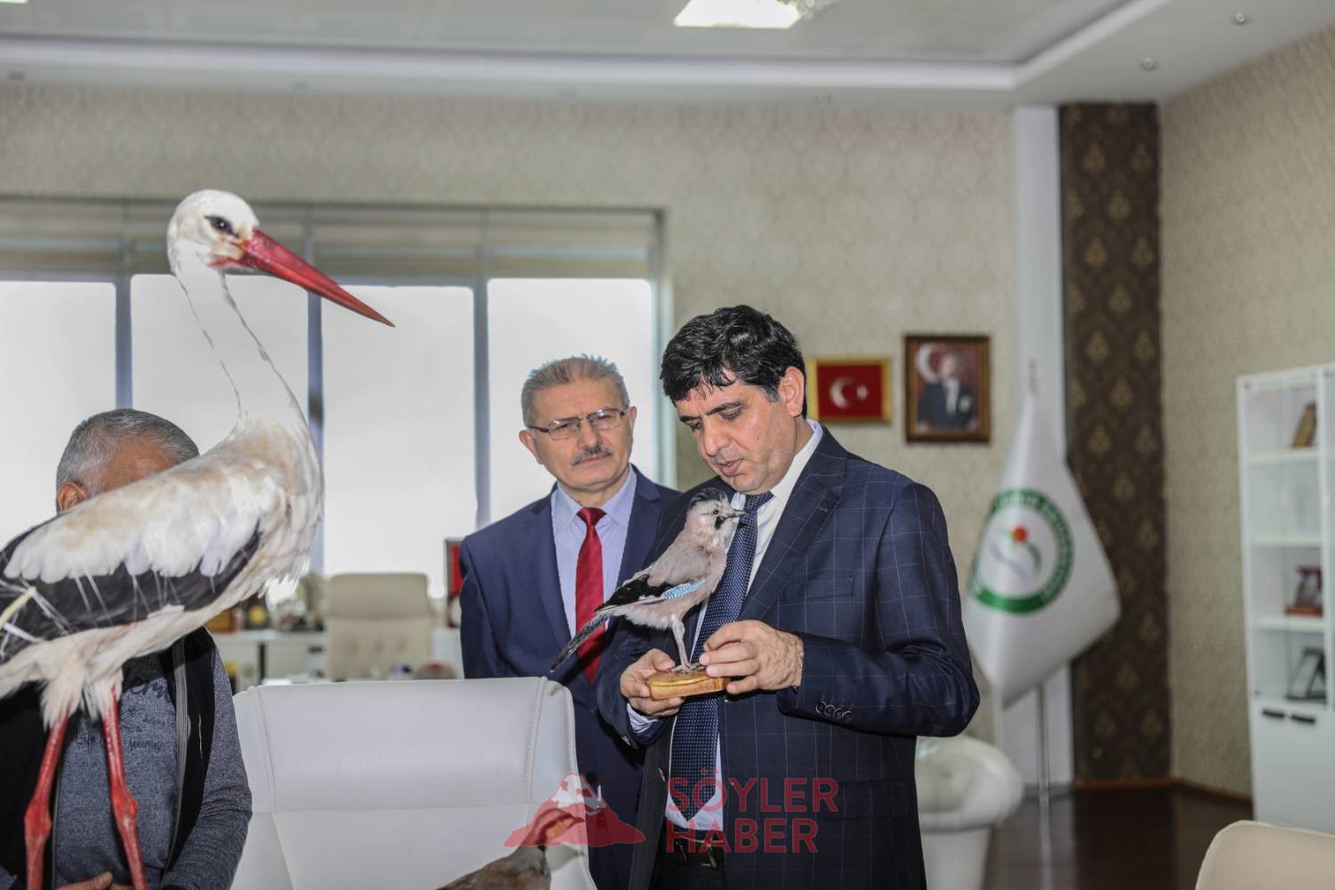 Iğdır Üniversitesi Rektörü Alma'ya Mumyalanmış Kuş Hediye Edildi
