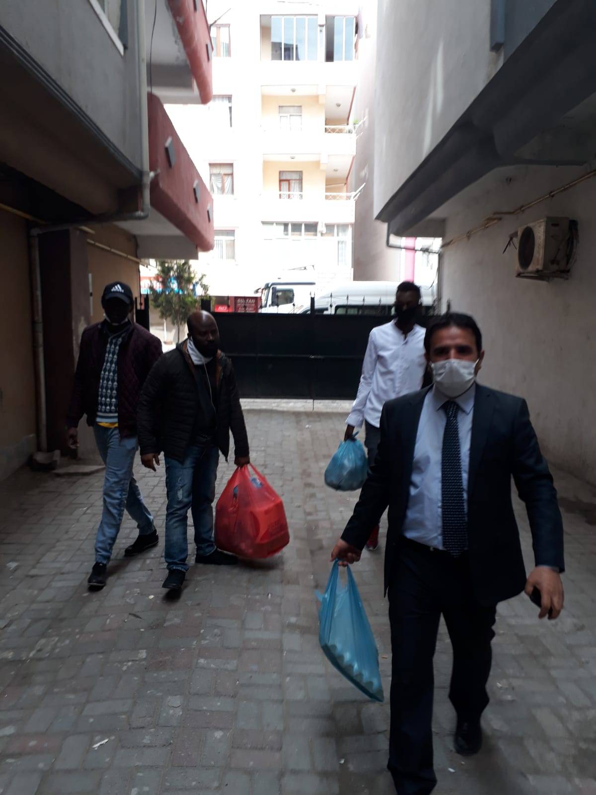 Iğdır Üniversitesi Yabancı Öğrencileri Yardım Kolilerini Dağıttılar