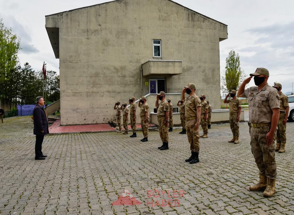 AĞRI VALİSİ SÜLEYMAN ELBAN'IN GÜVENLİK GÜÇLERİNE BAYRAM ZİYARETİ