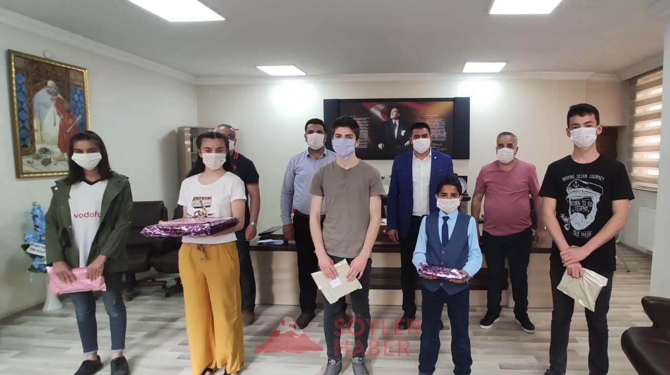 DOĞUBAYAZIT İLÇE M.E. MÜDÜR İHSAN KÖSEN DERECEYE GİREN ÖĞRENCİLERE ÖDÜLLER VERDİ