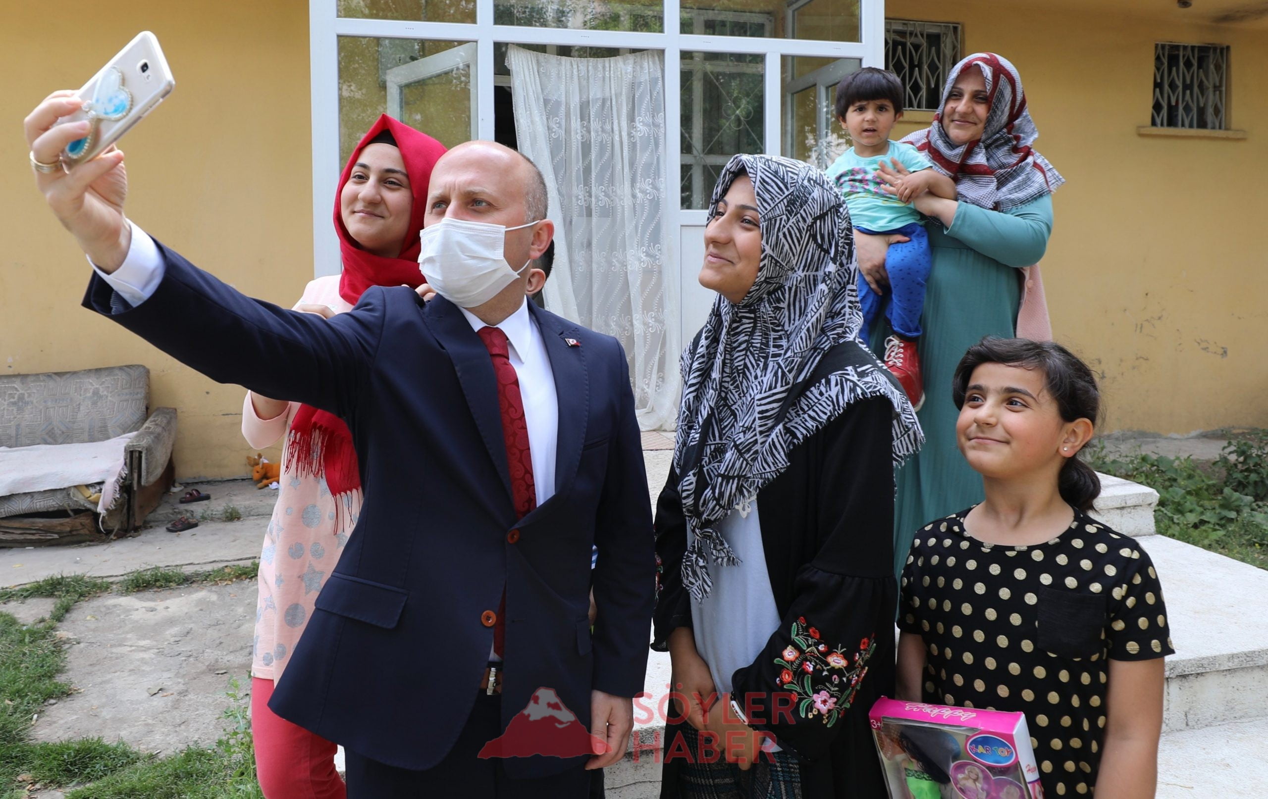 AĞRI VALİSİ VAROL DEVLET ERKANI VE VATANDAŞLAR İLE BAYRAMLAŞTI