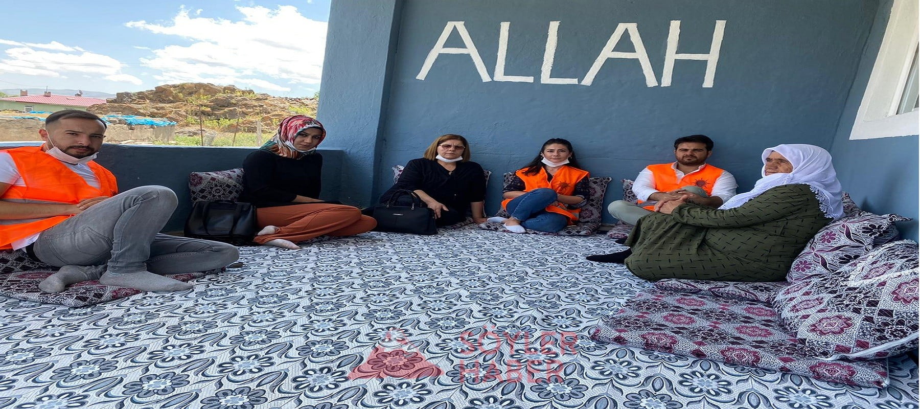 AK PARTİ DOĞUBAYAZIT İLÇE TEŞKİLATI BAYRAMDA ŞEHİT AİLELERİNİ ZİYARET ETTİ