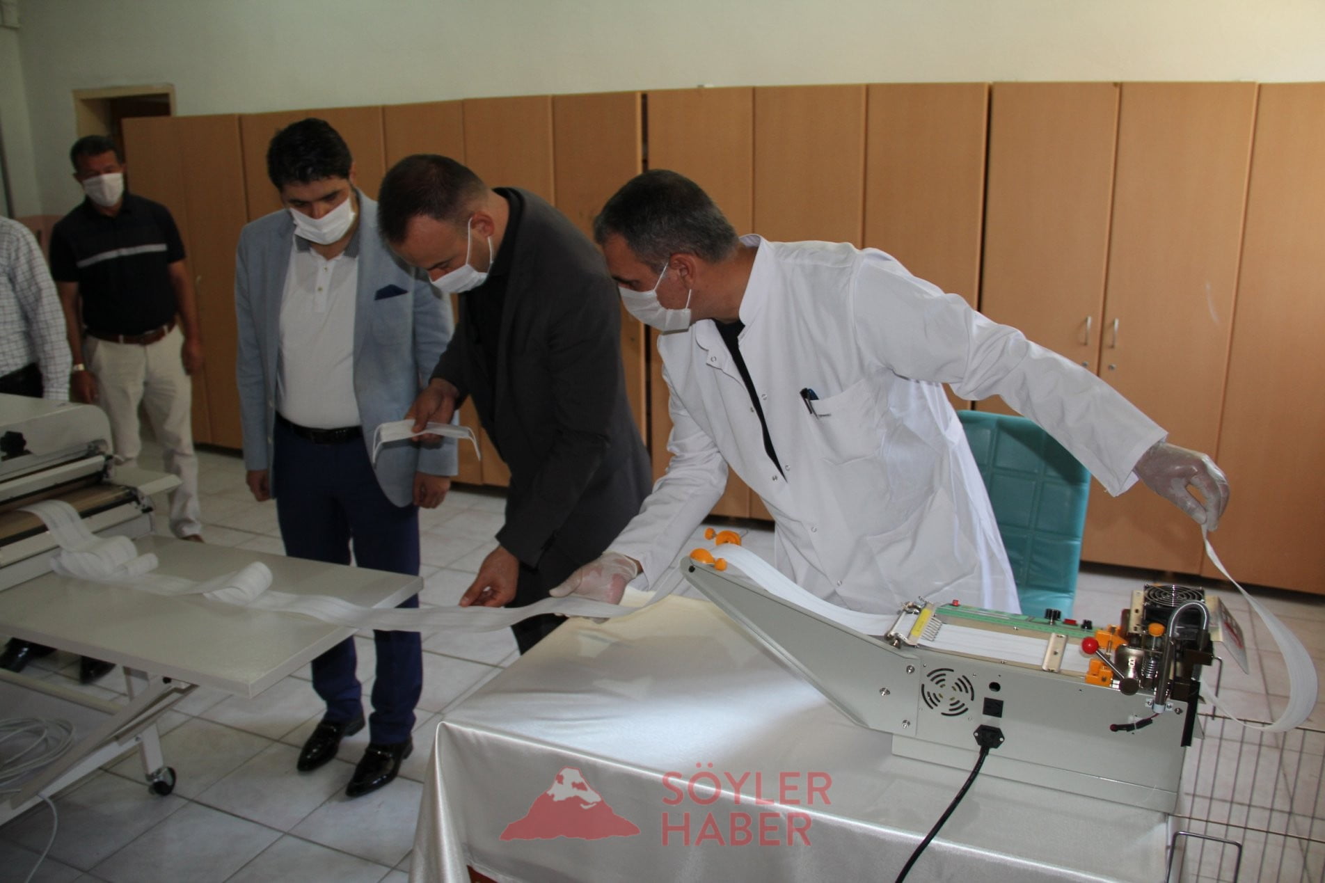 AĞRILI KADIN KURSİYERLER ÖĞRETMEN VE ÖĞRENCİLER İÇİN MASKE MESAİSİNDE