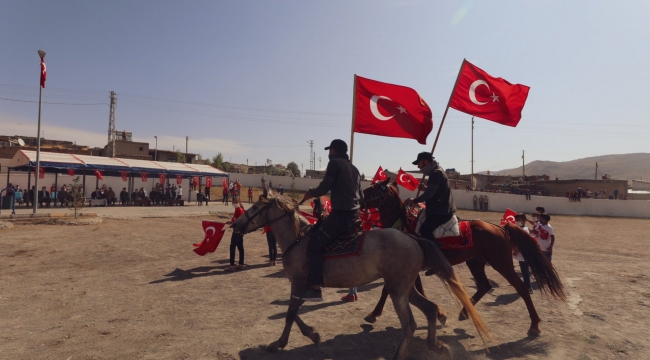 TENDÜREK DAĞIN ETEĞİNDEN TÜRK BAYRAKLARIYLA SELAMLAMA.