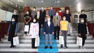 Vali Varol Ağrı'da Türkiye sıralamasında YKS'de ilk 10 bine giren öğrencileri ağırladı.