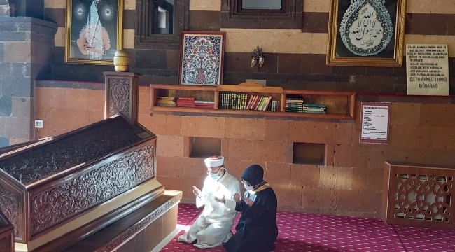 DİYANET İŞLERİ BAŞKANI PROF.DR. ALİ ERBAŞ AHMEDİ HANİ (HZ) ZİYARET ETTİ.