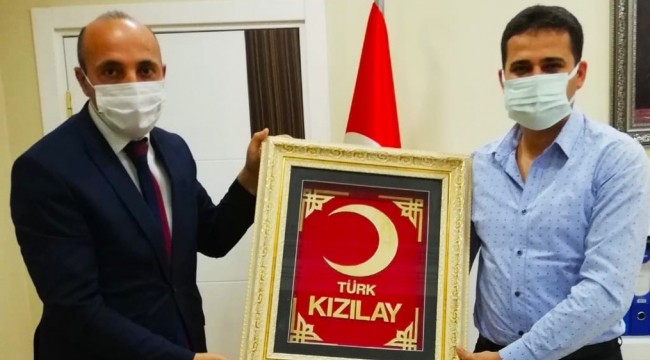 DOĞUBAYAZIT İLÇE KAYMAKAMI AKPINAR'A KIZILAY'DAN PLAKET