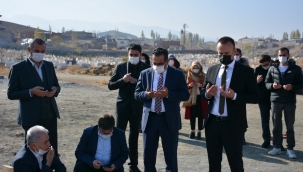 ŞUBE MÜDÜRÜ MEHMET EMİN ELNAZİK MEZARI BAŞINDA ANILDI