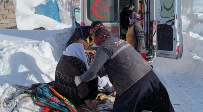 AĞRI'DA KÖYLERDE MAHSUR KALAN HASTALARA 112 ACİL SERVİS YETİŞİYOR.