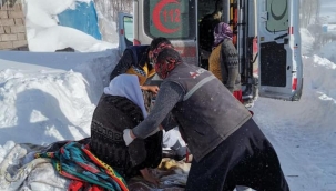 AĞRI'DA KÖYLERDE MAHSUR KALAN HASTALARA 112 ACİL SERVİS YETİŞİYOR.