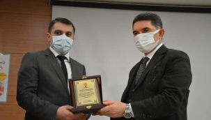 AĞRI MİLLETVEKİLİ ÇELEBİ, İL SAĞLIK MÜDÜRÜ DAHARLI'YA TEŞEKKÜR PLAKETİ VERDİ.