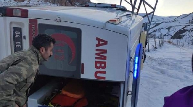 Doğubayazıt'da hasta taşıyan ambulans elektrik direğine çarptı, 5 yaralı