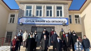 MEB.BAKAN ZİYA SELÇUK'UN DAVETİ ÜZERİNE AĞRI DAĞIN ETEĞİNDE İSTİKLAL MARŞINI OKUDULAR