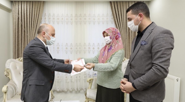 VALİ VAROL, YENİ EVİN ANAHTARINI TESLİM ETTİ.