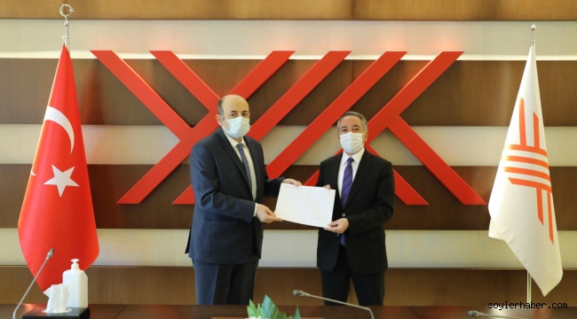 AİCÜ'YE YENİDEN ATANAN PROF.DR. ABDULHALİK KARABULUT MAZBATASINI YÖK BAŞKANI YEKTA SARAÇ'DAN ALDI 