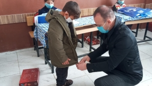 Ağrı Milli Eğitim Müdürü Tekin, ihtiyaç sahibi öğrencilere giyim yardımı dağıttı