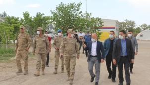 Ağrı Valisi Dr. Osman Varol, Doğubayazıt Jandarma Asayiş Komando Bölük Komutanlığını ziyaret etti.