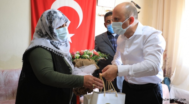 GİTTİĞİ HER YERDE ŞEHİT AİLELERİNİ ZİYARET ETMEDEN MAKAMINA GERİ DÖNMÜYOR