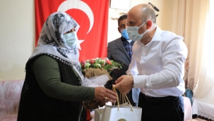 GİTTİĞİ HER YERDE ŞEHİT AİLELERİNİ ZİYARET ETMEDEN MAKAMINA GERİ DÖNMÜYOR