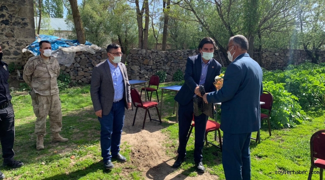  TAŞLIÇAY KAYMAKAMI ERSÖZ VE BELEDİYE BAŞKANI TAŞDEMİR BAYRAMDA HEDİYER DAĞITTILAR