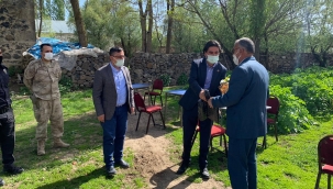 TAŞLIÇAY KAYMAKAMI ERSÖZ VE BELEDİYE BAŞKANI TAŞDEMİR BAYRAMDA HEDİYER DAĞITTILAR