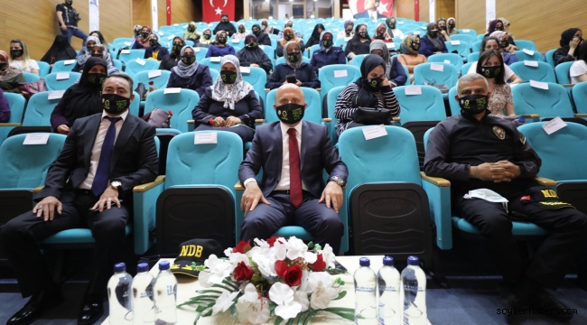 AĞRI İL EMNİYET MÜDÜRLÜĞÜ NARKOTİK SUÇLARLA MÜCADELE ŞUBE MÜDÜRLÜĞÜ 50 ANNEYE UYUTURUCU İLE İLGİLİ SEMİNER VERDİ.