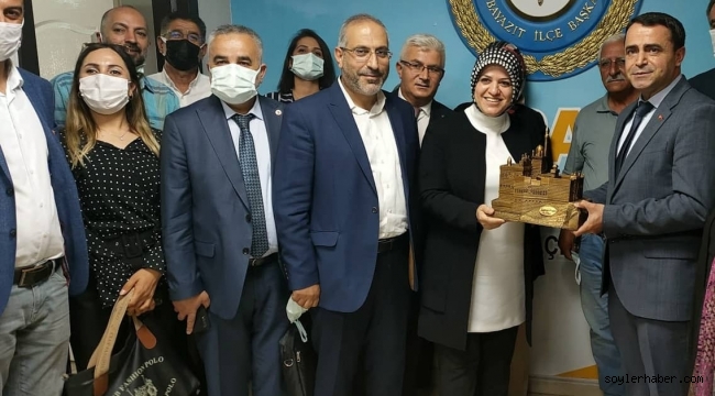 AYŞE SULA KÖSEOĞLU DOĞUBAYAZIT'TA BEYAZ ÇİÇEKLER İLE KARŞILANDI