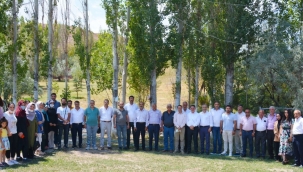 MİLLETVEKİLİ EKREM ÇELEBİ HAS BEHÇEDE AK PARTİ DOĞUBAYAZIT İLÇE TEŞKİLATININ BAYRAMLAŞMA PROGRAMINA KATILDI.