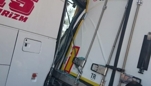 Ağrı Yolcu Otobüsü Tır ile Çarpıştı: 26 Yaralı