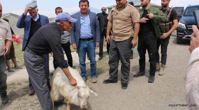 ​​​​​​​BALCI VE YAŞAR'A DELİHASAN KÖYÜNDE ÇOCUKLAR TÜRK BAYRAĞI ARMAĞAN ETTİLER