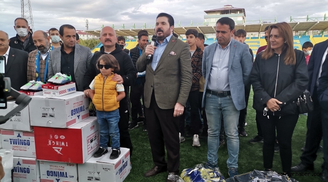 AĞRI SPOR İSTİŞARE KURULUNDAN MERKEZ VE 7 İLÇEYE SPOR MALZEMESİ