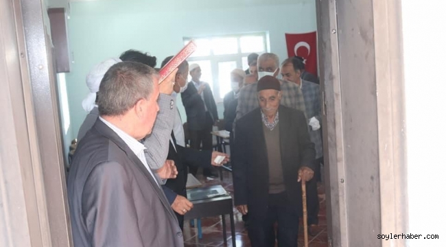 TAŞLIÇAY'DA (RUSİPLER) KANAAT ÖNDERLERİ HUSUMETLİ İKİ AİLEYİ BARIŞTIRDILAR
