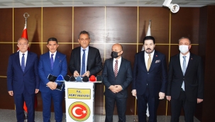 MEB BAKANI MAHMUT ÖZER AĞRI'DA ÇİÇEKLER İLE KARŞILANDI