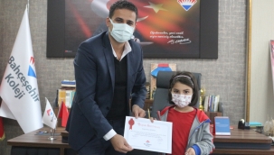 ​​​​​​​DOĞUBAYAZIT BAHÇEŞEHİR KOLEJİNDE KİTAP KURDU OLAN ÖĞRENCİLERE, İLÇE KAYMAKAMI AKPINAR, TARAFINDAN ÇEŞİTLİ HEDİYELER VERİLDİ