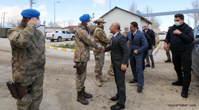  Vali Dr. Osman Varol, Doğubayazıt'ta Ahmedi Hani Lisesi Öğrencileri Tarafından Çiçekler İle Karşılandı