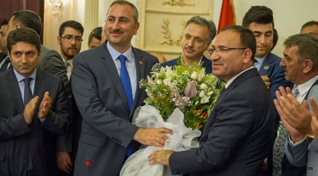 ​​​​​​​ADALET BAKANI ABDÜLHAMİT GÜL, AFFINI İSTEDİ. YERİNE BEKİR BOZDAĞ ATANDI.